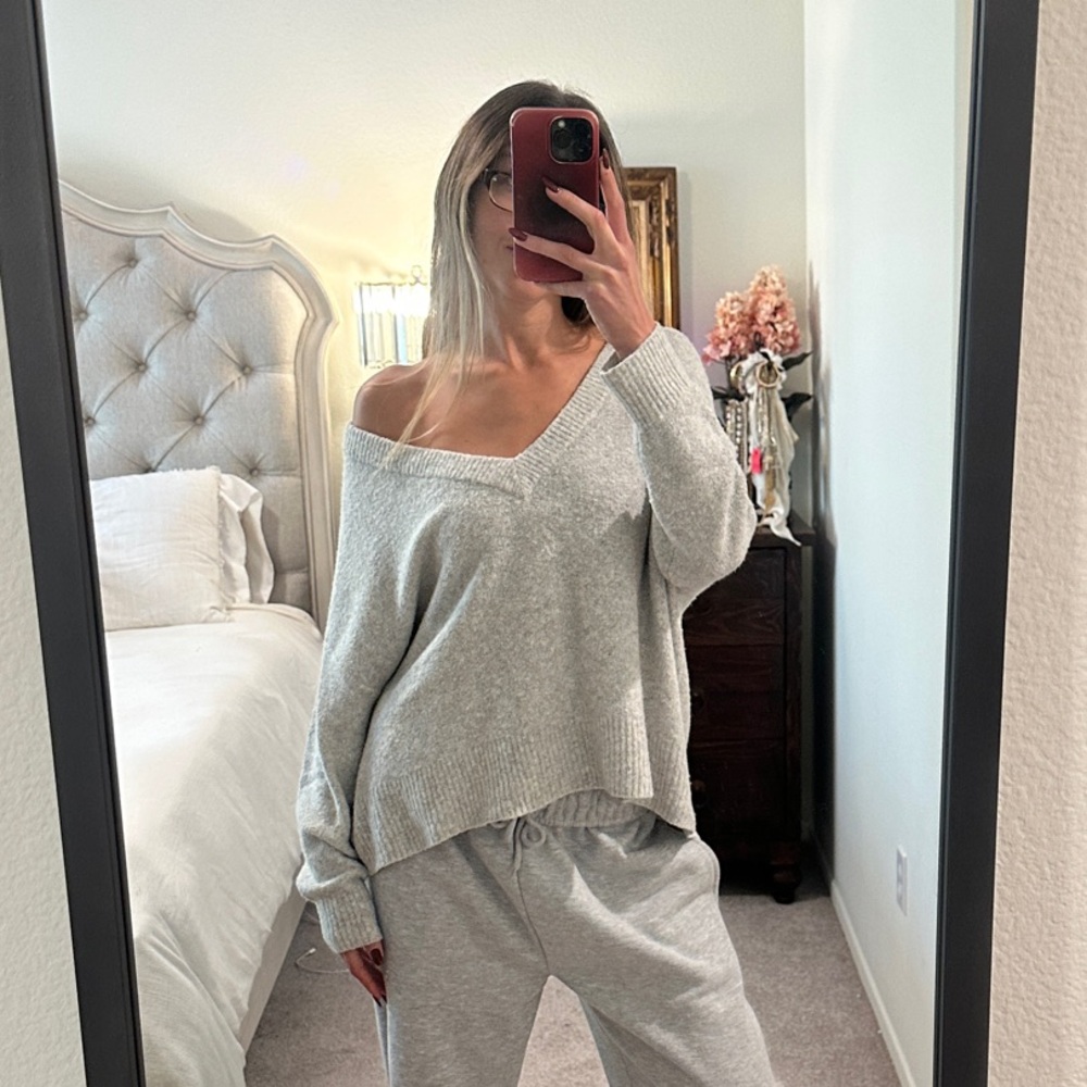Alice + Olivia Light Gray V-Neck Knit Sweater